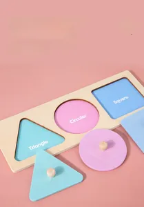 Dettaglio del puzzle in legno macaron con forme per lo sviluppo cognitivo del bambino