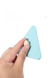 Dettaglio del pezzo di puzzle triangolare in legno con impugnatura tonda per bambini piccoli