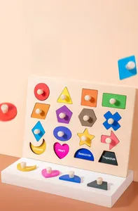 Dettaglio di forme magnetiche Montessori in legno con manici per l'apprendimento sensoriale