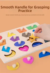 Dettaglio di puzzle montessori in legno con pomelli e forme colorate