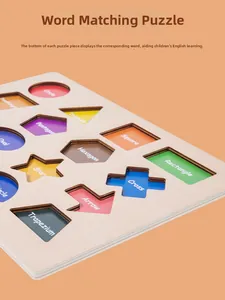 Dettaglio che mostra forme geometriche in legno colorate per l'apprendimento dei bambini