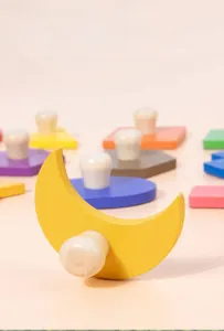 Dettaglio macro di pezzi di puzzle in legno con impugnature e bordi lisci arrotondati