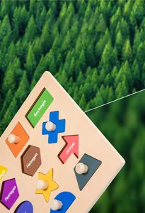 Dettaglio del puzzle Montessori in legno da 7mm con forme colorate e manici in legno