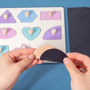Puzzle magnetico in legno per bambini con forme geometriche e maniglie per la presa