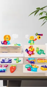 Detail von Holzpuzzle-Teilen der Nahrungskette mit Tiermotiven und Zahlenhilfen