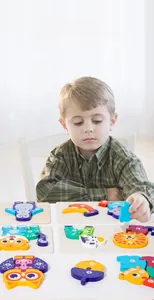 Kleinkind spielt mit Tierpuzzles aus Holz und Zahlen zur kognitiven Förderung