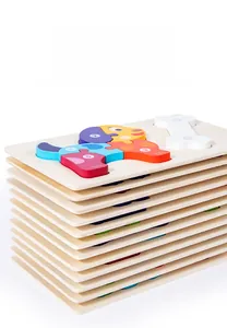 Details gestapelter Montessori-Holzpuzzle mit bunten Hundefiguren und Zahlen-Puzzleteilen