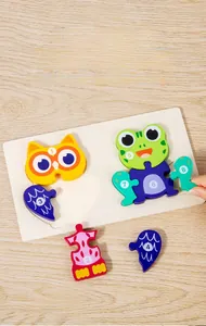 Nahaufnahme der hölzernen Montessori-Puzzle mit Zahlen und Cartoon-Eule sowie Froschfiguren