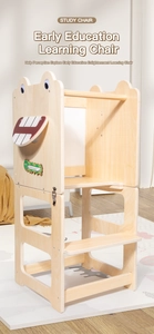 Dettaglio della torre d'apprendimento in legno con pannelli cartoon e fermi sicuri