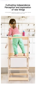 Dettaglio della torre di apprendimento in legno per bambini con gradini e sponde di sicurezza