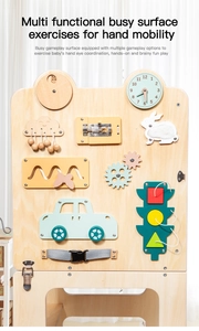 Dettaglio della busy board in legno con orologio e ingranaggi per l'apprendimento
