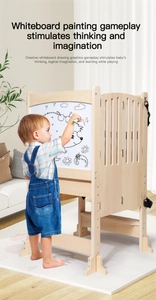Dettaglio di una torre di apprendimento in legno regolabile con lavagna per bambini