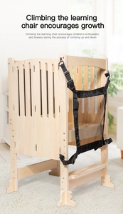 Dettaglio torre di apprendimento in legno per bambini con rete di sicurezza nera