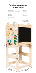 Dettaglio della torre di apprendimento in legno con orologio e ingranaggi sensoriali