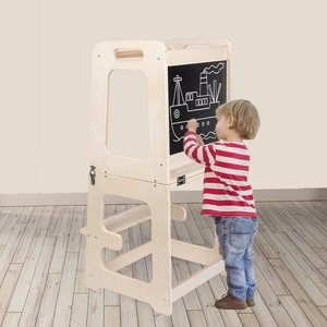 Dettaglio della torre di apprendimento in legno per bambini con lavagna e disegno di nave
