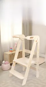 Dettaglio di una torre di apprendimento in legno per bambini con sponde di sicurezza