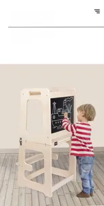 Dettaglio torre di apprendimento in legno per bambini con lavagna nera integrata