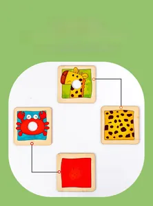 Dettaglio di un puzzle di animali in legno con motivi di giraffa e granchio per bambini
