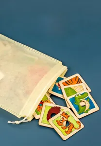 Dettaglio di puzzle in legno colorati con animali e sacchetto giallo su sfondo blu scuro