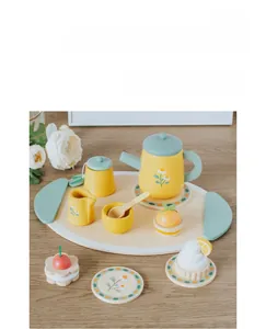 Dettaglio del set da tè giocattolo in legno per bambini con decorazioni a margherite