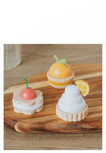 Dettaglio di dolci giocattolo in legno con ciliegia su un vassoio di legno naturale