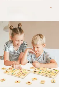 Gros plan de puzzles en bois pour enfants avec chiffres et animaux sur table blanche