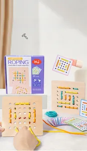 Dettaglio del set di lacci in legno con corde colorate e carte di motivi geometrici