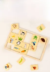 Détail d'un puzzle en bois sur la chaîne alimentaire avec pièces sur un plateau