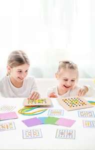 Gioco di infilatura in legno per bambini con carte logiche e corde colorate in uso
