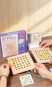 Gioco di allacciatura con tavole di legno, corde colorate e carte sfida per due giocatori