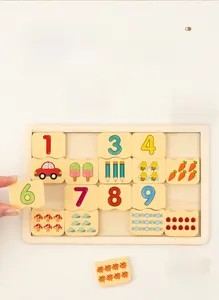 Vue macro de puzzles éducatifs en bois avec main plaçant des pièces de comptage colorées