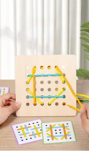 Dettaglio del gioco di allacciatura in legno con corde colorate e carte di logica per bimbi
