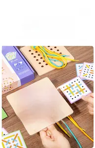 Gioco di infilatura Montessori in legno con corde colorate e carte sfida logica