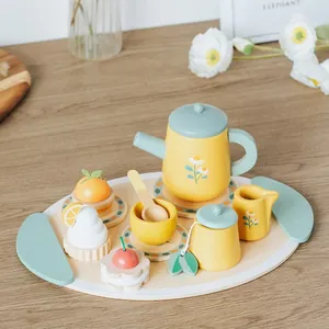 Set da tè pomeridiano in legno per bambini con teiera gialla, vassoio e dolci giocattolo