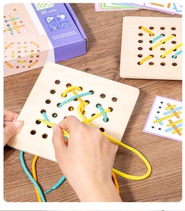 Dettaglio gioco di infilatura in legno con carte per coordinazione occhio-mano bimbi