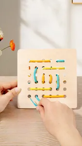 Dettaglio del gioco di allacciatura Montessori in legno con corde colorate e schede