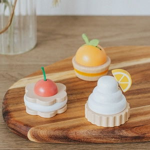 Set di tre dolci giocattolo in legno con cupcake e biscotti su un vassoio ovale