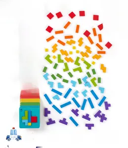 Makroansicht bunter Holz-Tetris-Blöcke und Puzzle-Herausforderungskarten für Kinder