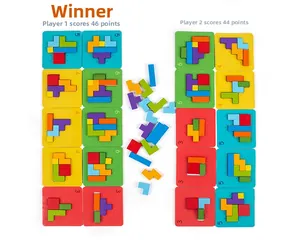 Makroansicht von Holzpuzzleteilen und Spielkarten für logisches Denktraining