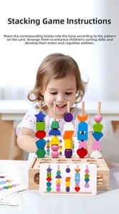 Nahaufnahme eines Kindes, das Formen und Farben mit Holzstapelblöcken spielerisch lernt