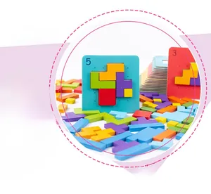 Nahaufnahme bunter geometrischer Holzpuzzles mit Zahlen für das Geschicklichkeitstraining