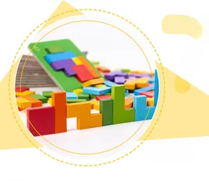 Detailansicht glatter Holz-Tetris-Puzzleteile mit bunten Farben auf grünem Spielbrett