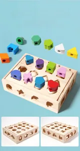 Detailansicht der 22-Loch-Holz-Steckbox mit bunten geometrischen Bausteinen für Kinder