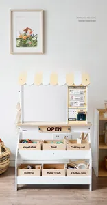 Détail d'un étal de marché en bois pour enfants avec caisse et bacs de rangement
