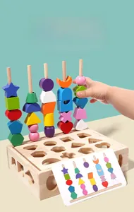 Nahaufnahme eines Kindes beim Sortieren bunter Holzklötze auf dem Sortierspielzeug