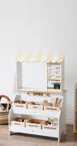 Détail d'un étal de marché en bois pour enfants avec auvent rayé et bacs de rangement