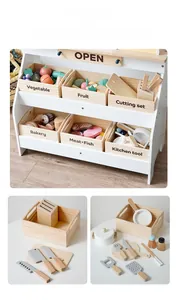 Détail des accessoires de cuisine en bois pour enfants, incluant casseroles et planche à découper