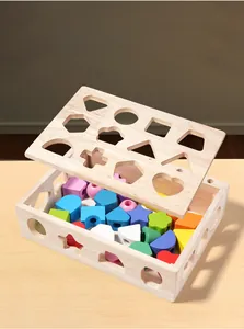 Detailansicht der Montessori-Holz-Steckbox mit bunten geometrischen Bausteinen für Kinder
