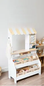 Vue détaillée du jouet supermarché en bois pour enfants avec étagères et caisse