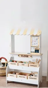 Détail d'un marché jouet en bois avec étagères multi-niveaux, bacs à aliments et caisse
